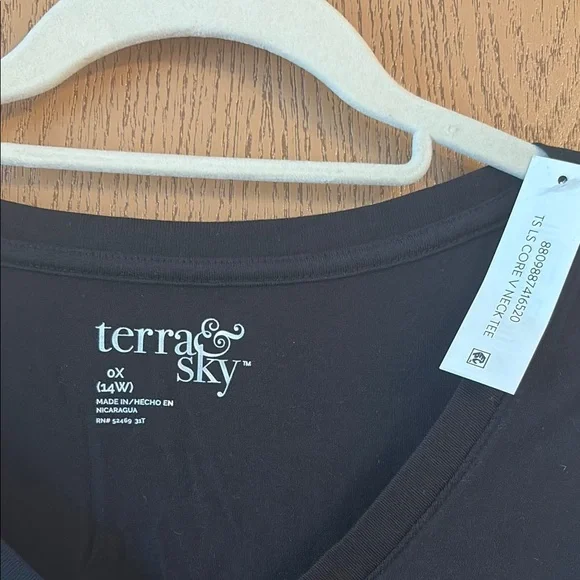 NWT Terra & Sky Black V-Neck Top - Picture 2 of 3